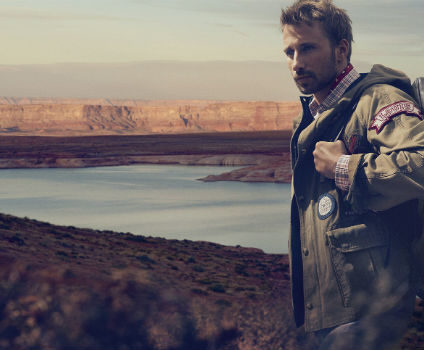 Matthias Schoenaerts con bolso de Louis Vuitton