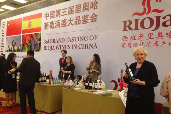 Victoria Cañas en el III Salón del Vino de Rioja en China