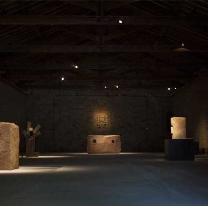 Exposición de Eduardo Chillida en las bodegas CVNE