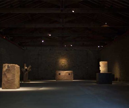 Exposición de Eduardo Chillida en las bodegas CVNE