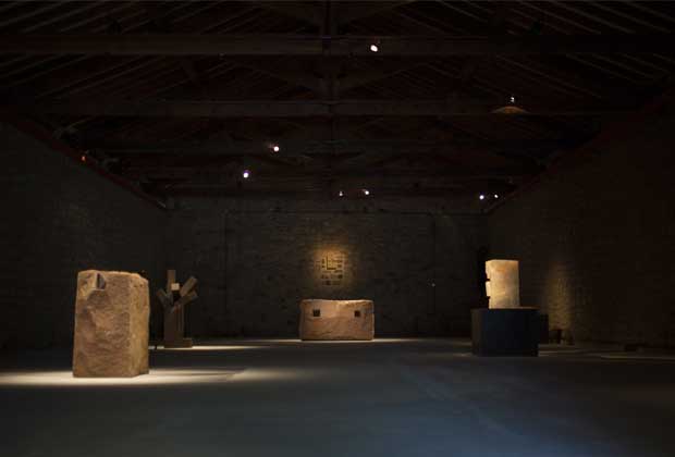 Exposición de Eduardo Chillida en las bodegas CVNE