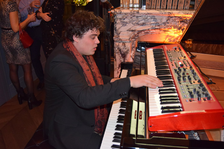 seagram s inaugura room mate juan sebastian pianista